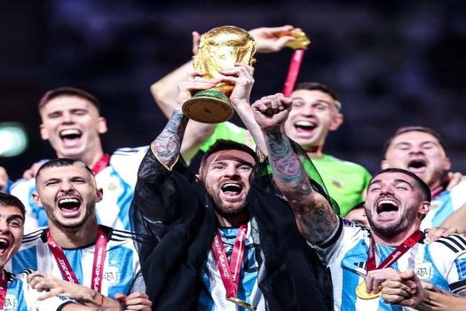 Messi gets hand on World cup Trophy! Argentina beat France to win the FIFA World cup 2022