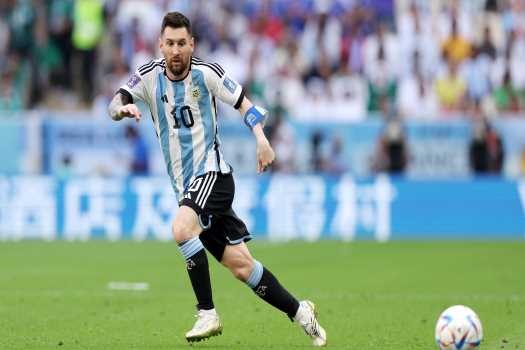 Argentina  leads 1-0 KSA at the half after Messi's penalty kick.