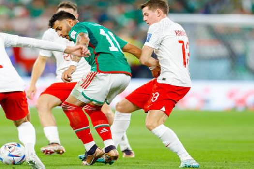 Poland and Mexico play out a 0-0 draw after Robert Lewandowski misses a penalty shot.